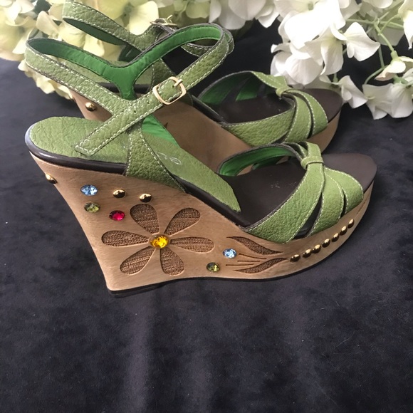Hype Shoes - Hype summer platforms in size 6M